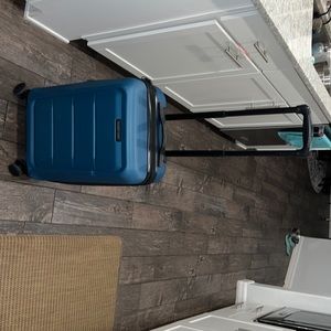 This sharp image suitcase is amazing and I almost don’t want to sell it!